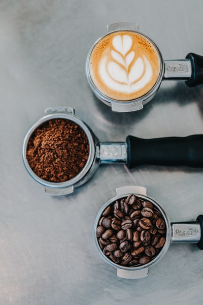 咖啡拿铁、磨碎的咖啡和咖啡豆的平面摄影